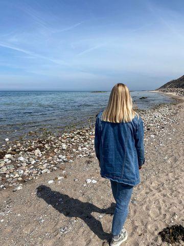 Flicka med ångest går på stranden