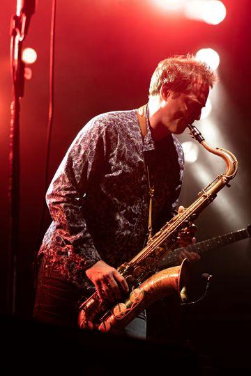 Man spelar saxofon