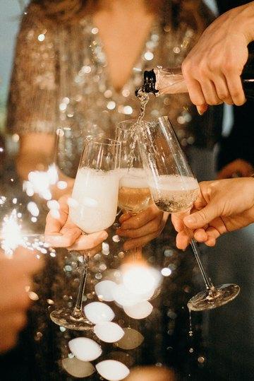 Champagne bliver hældt op i glas